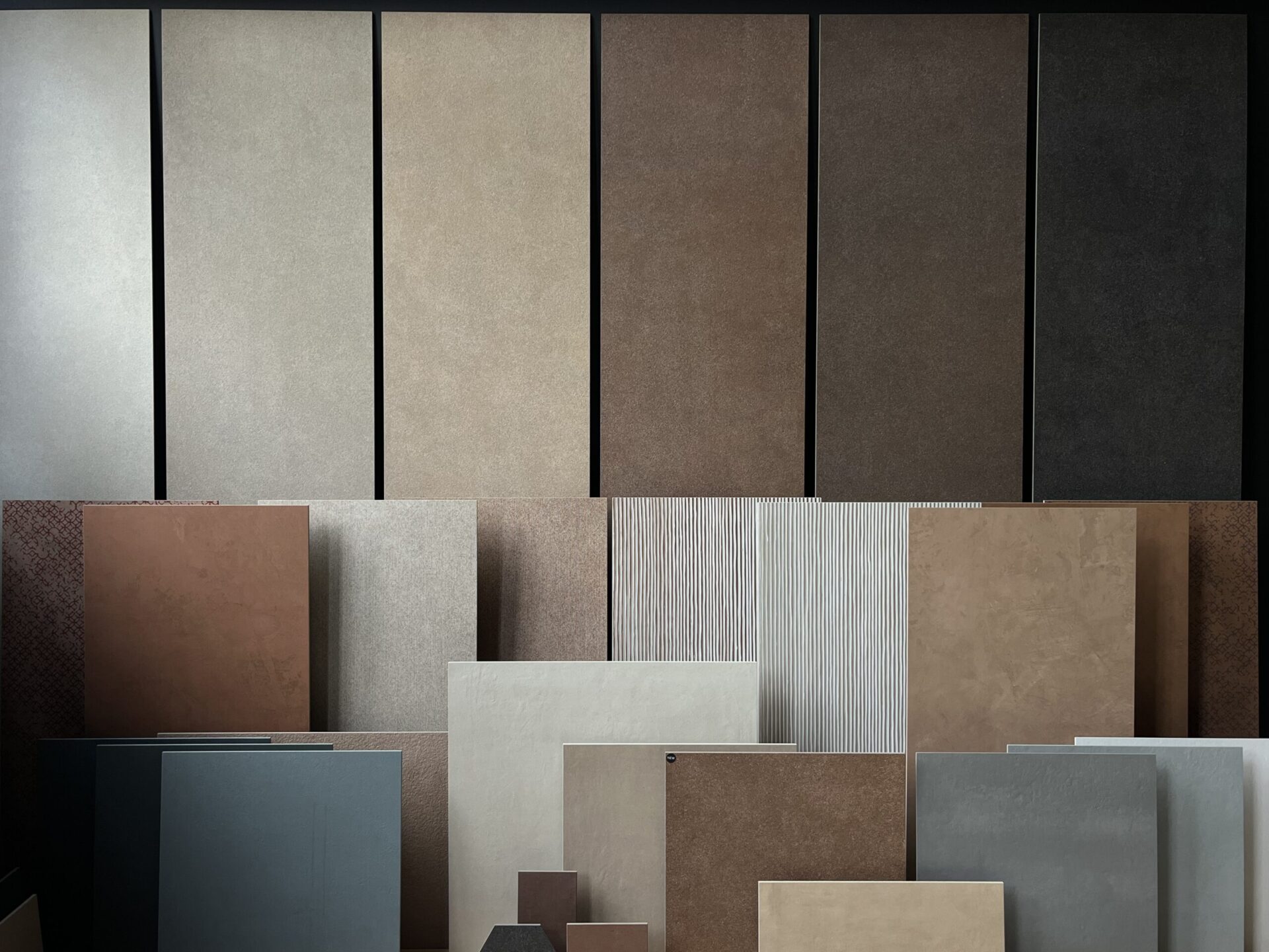 Carpets and carpet tiles